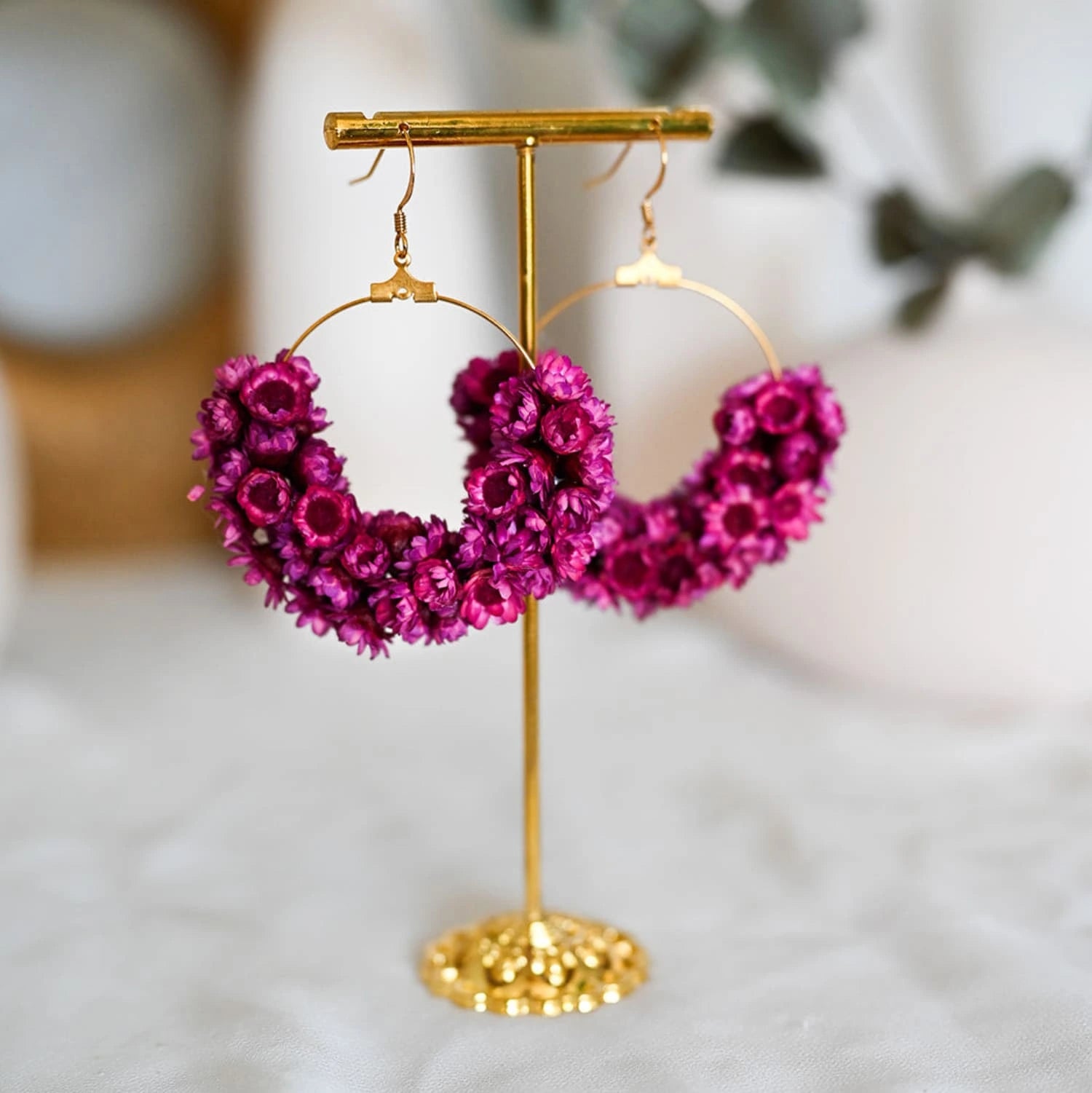 Boucles d'oreilles Christel assemblées à la main par Bellemond avec des fleurs séchées. La couleur est dans les tons rose et violet.