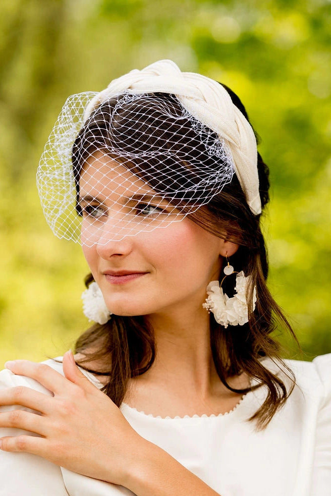Mariée avec boucles d'oreilles en fleurs séchées et stabilisées blanches montés sur créoles. Créé par Bellemond.
