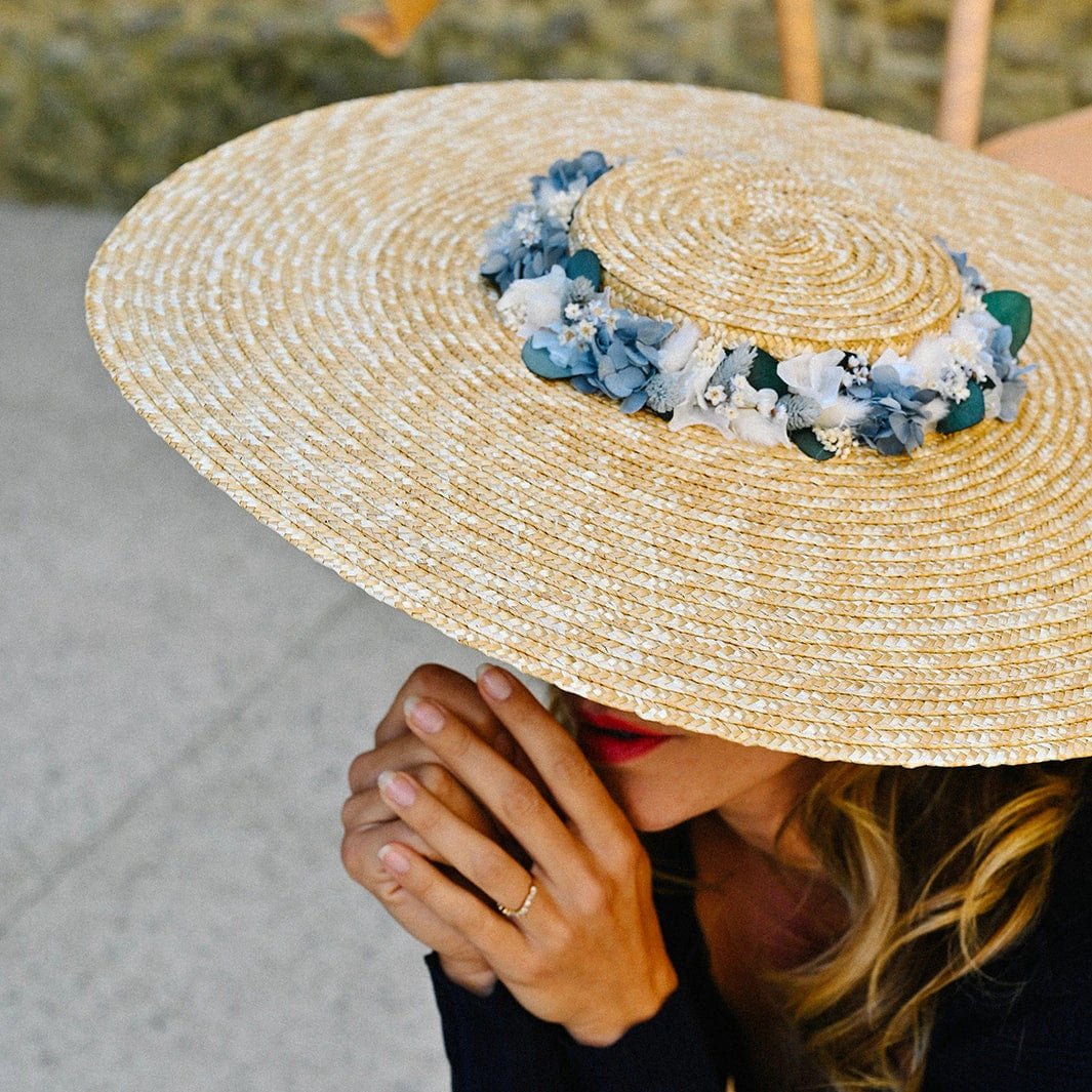 Capeline Anouk avec petites fleurs blanches, bleues et eucalyptus. Créé par Bellemond.