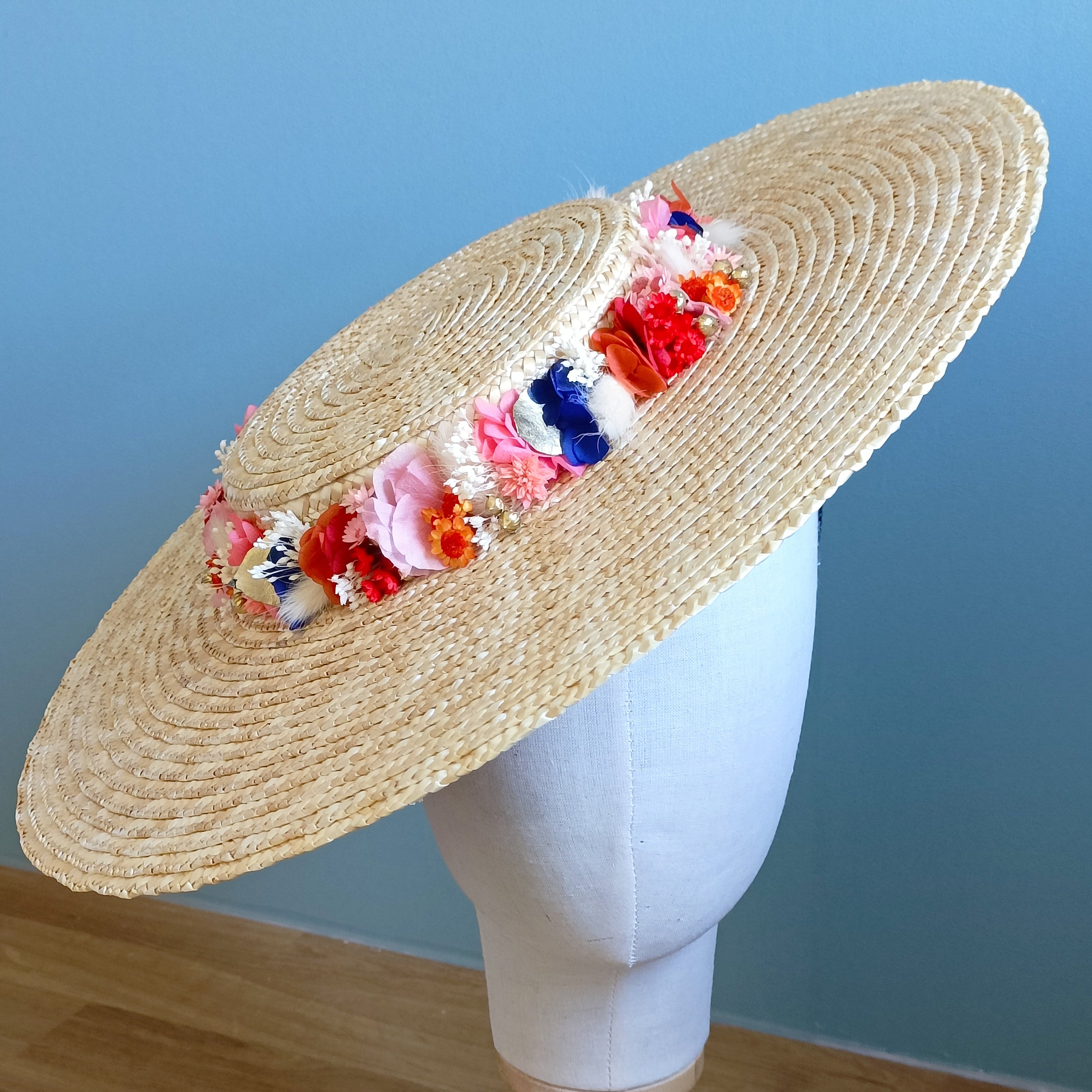 Capeline personnalisée créé sur mesure avec des fleurs séchées par Bellemond.