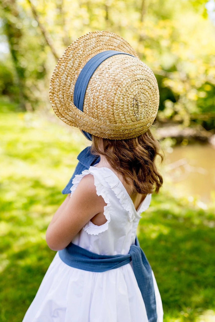 Petite fille de cortège portant un chapeau de type creusois avec un ruban en gaze de coton bleu gris. Créé par Bellemond.