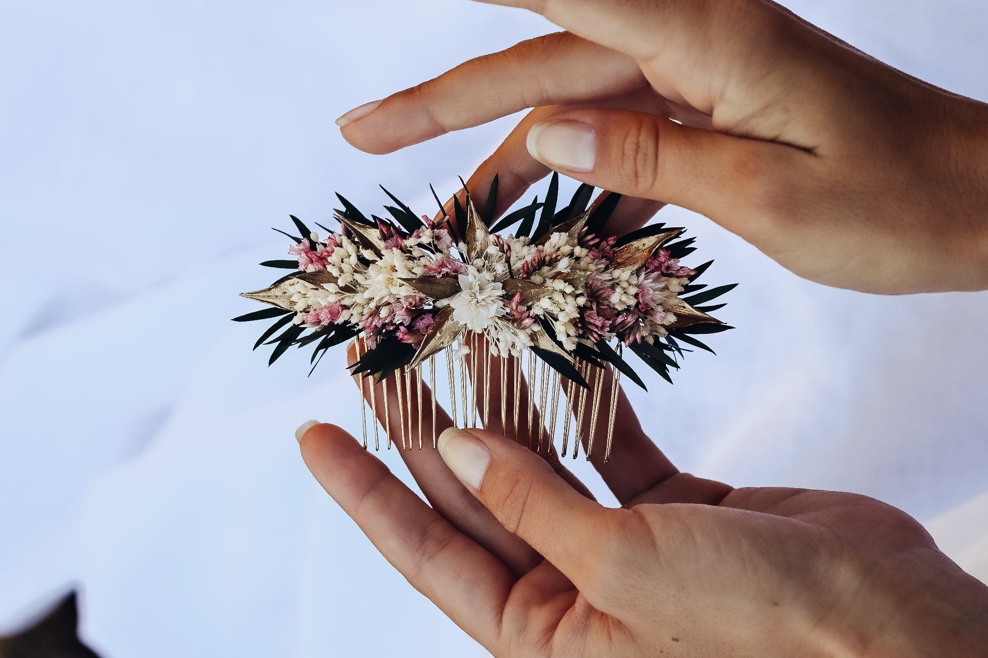 Zoom sur le peigne à cheveux Colette tenu entre deux mains- Bellemond