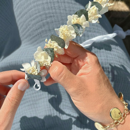 Confection d'une couronne enfant avec fleurs séchées et stabilisées par Bellemond.