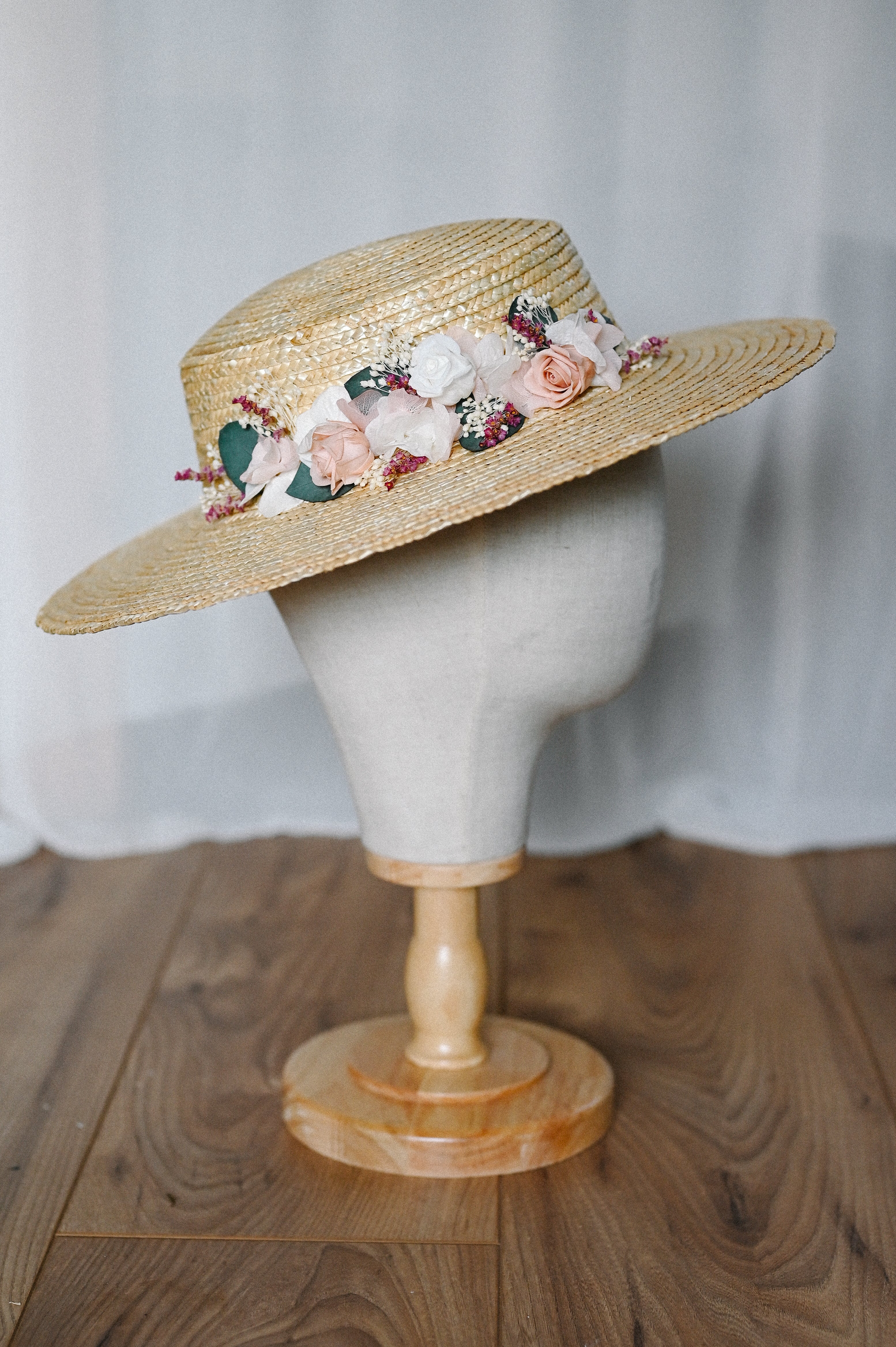 Chapeaux plat Daniella sur un mannequin - Bellemond