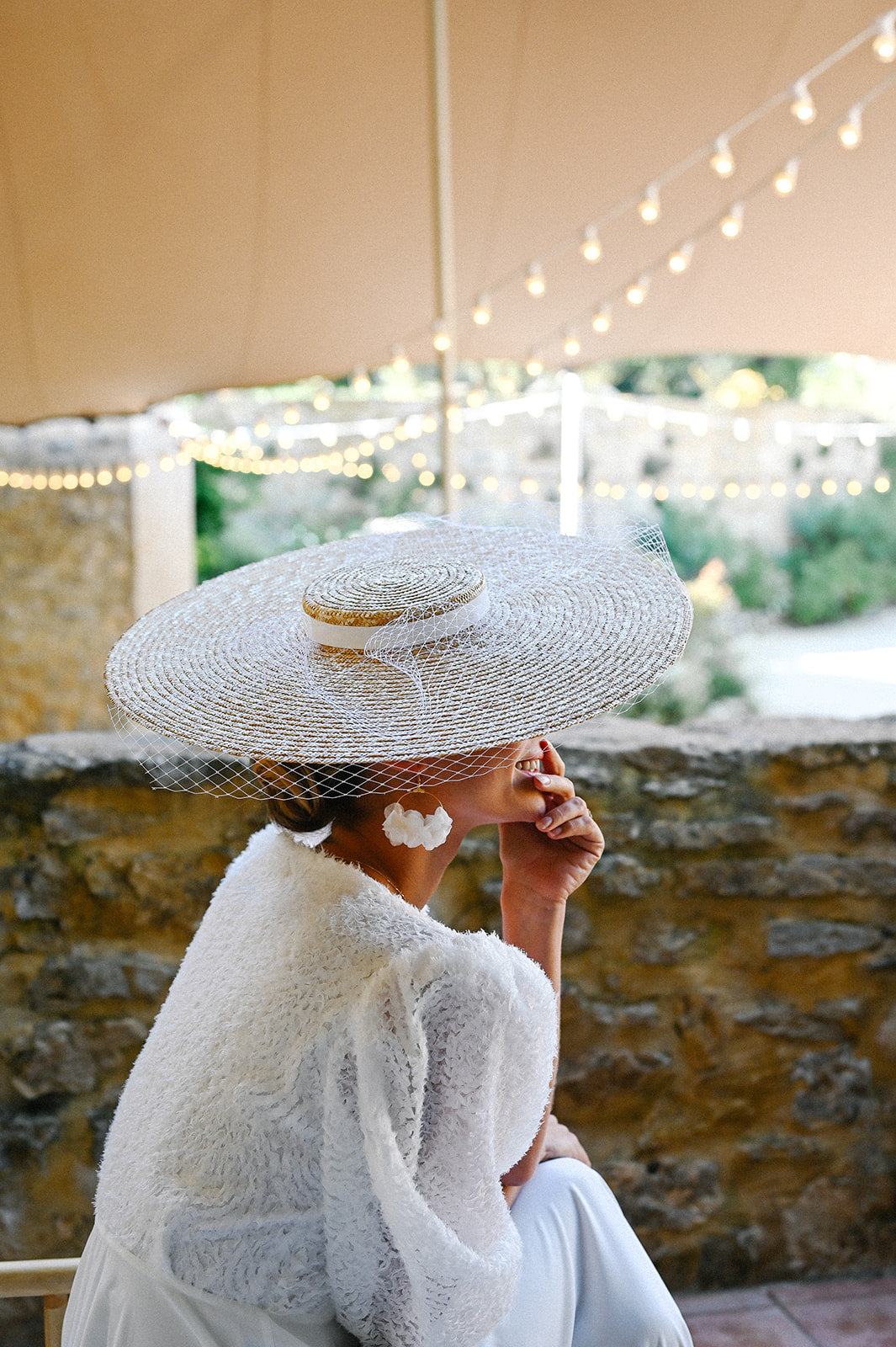 Capeline Coco Vintage blanc portée par une mannequin en robe blanche avec des boucles d'oreilles Kathleen blanches- Bellemond