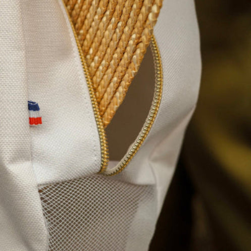 Image du produit housse à chapeau avec ses finitions dorées et le petit drapeau Français.