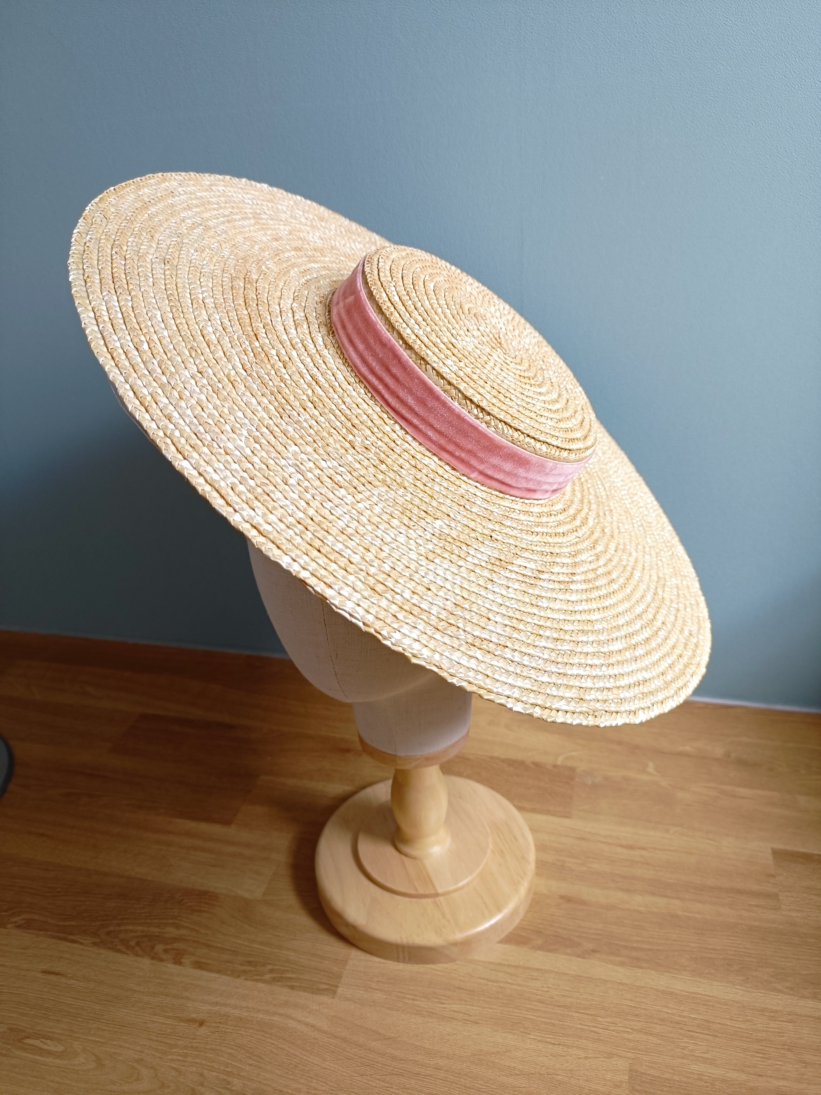 Capeline Coco ruban rose sur un mannequin - Bellemond