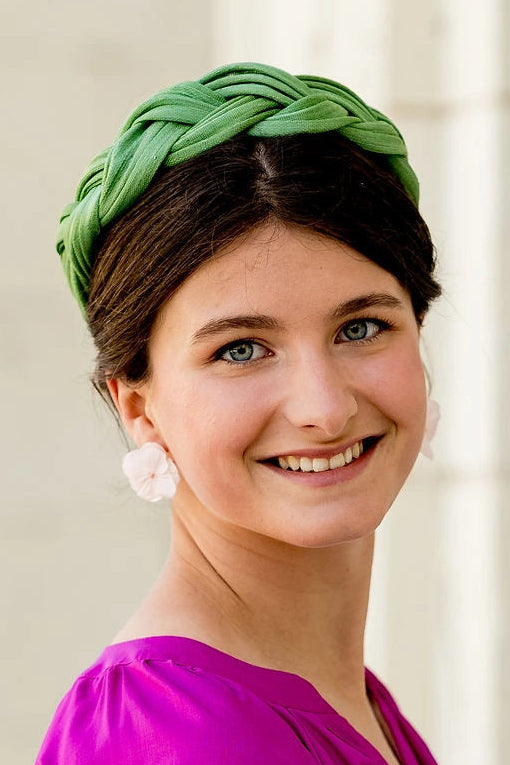 Jeune femme en robe rose fuchsia avec aux oreilles des boucles d'oreilles d'hortensia stabilisé rose poudré. Créé par Bellemond.