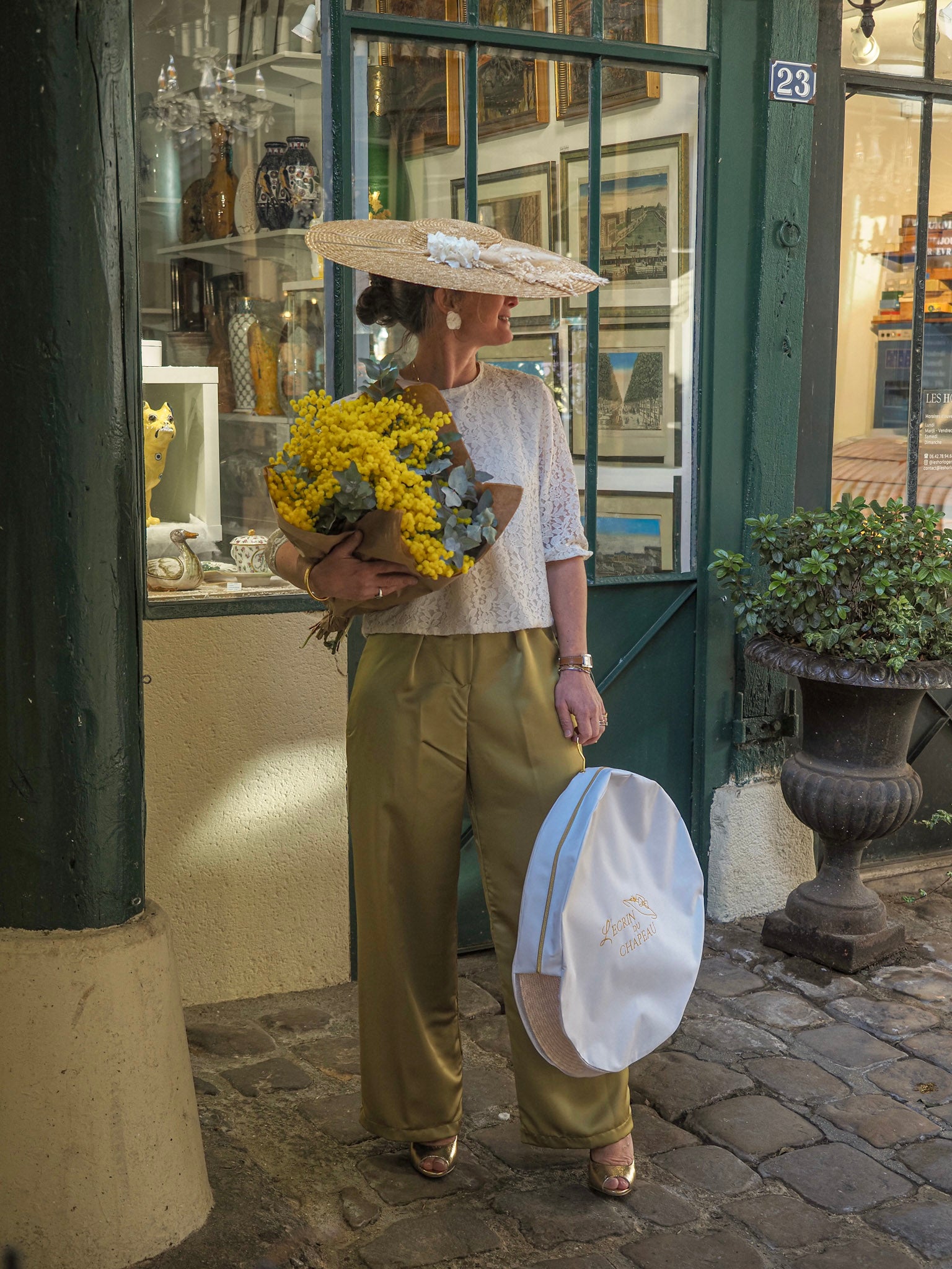 Image du mannequin portant la housse de chapeau. Produit mis en scène - Bellemond