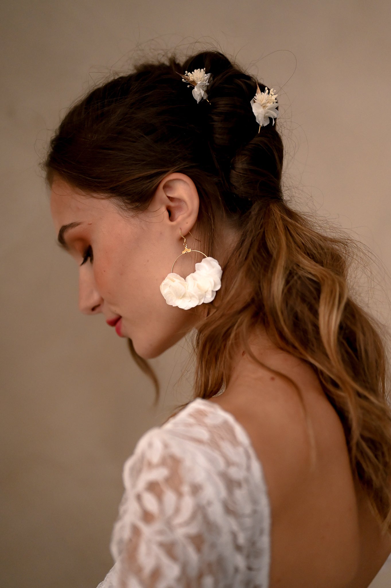 Pics à cheveux Anita mis en scène sur une mannequin avec les boucles d'oreilles Kathleen blanches- Bellemond