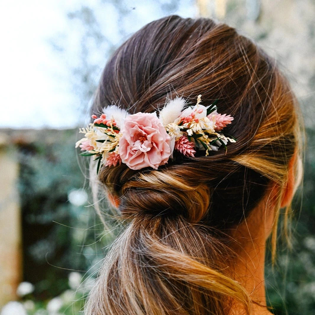 Peigne Arena à piquer dans les cheveux. Peigne assemblé avec des fleurs séchées et stabilisées à la main par Bellemond.