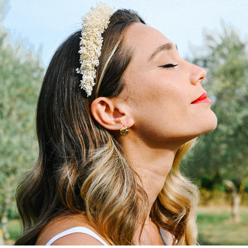 Serre-tête June en fleurs stabilisées pour mariée ou grandes occasions. Créé à la main par Bellemond.