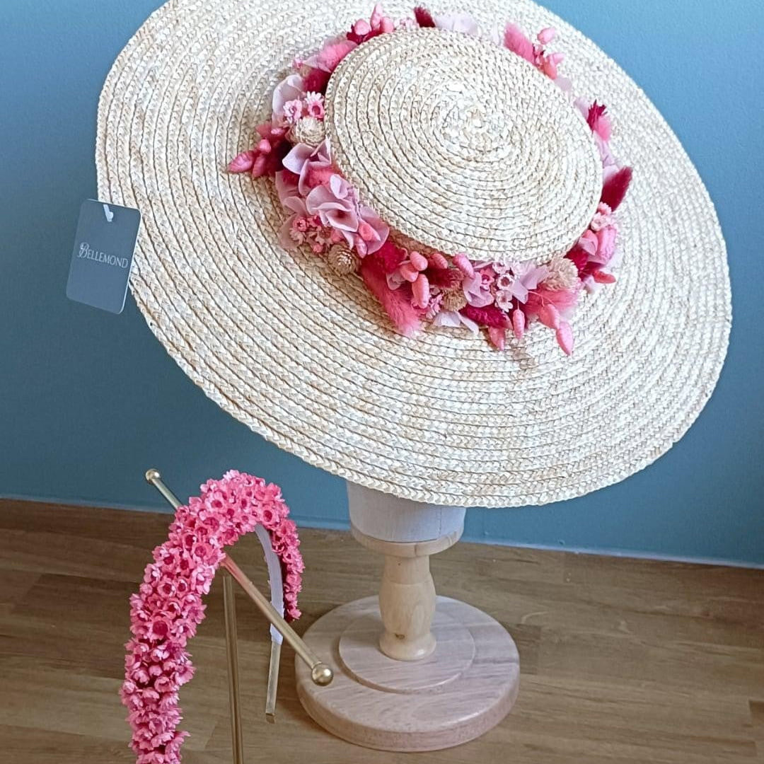 Capeline personnalisée dans les tons roses avec serre-tête assorti en fleurs séchées.