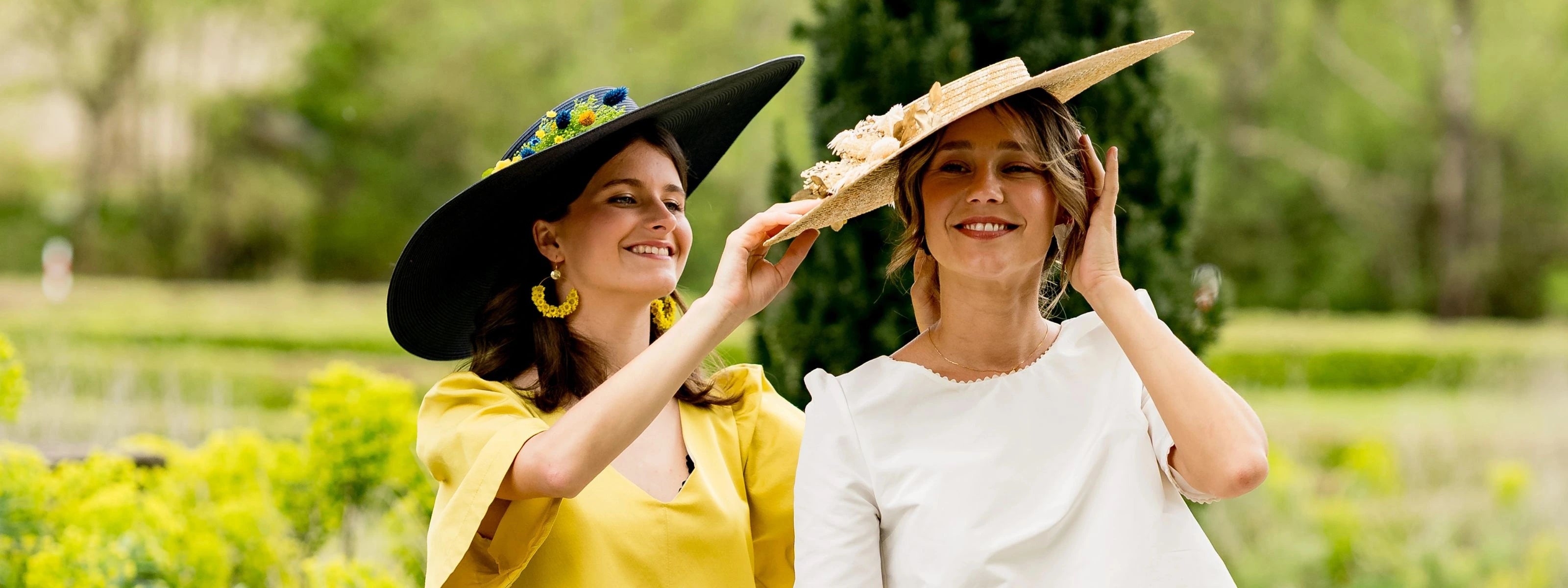 Photo de deux mannequins dans un jardin portant les nouvelles créations de la nouvelle collection Bellemond
