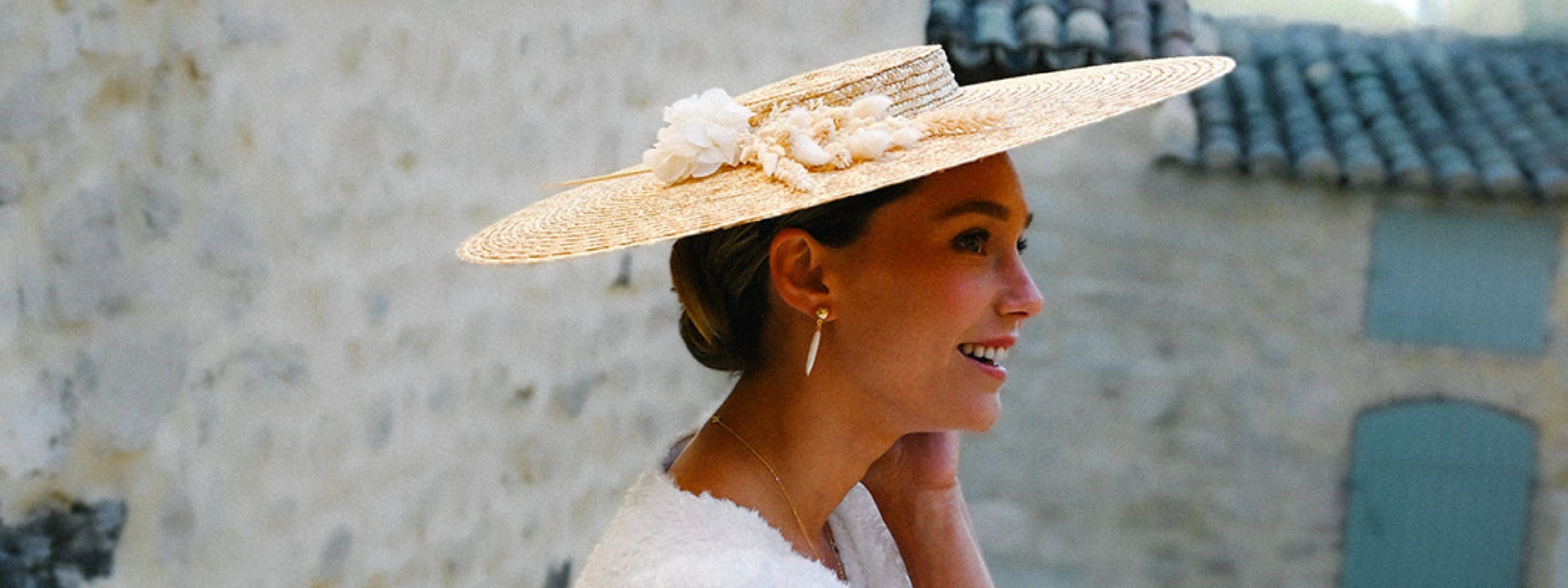 Image d'une femme portant une capeline créée par Bellemond