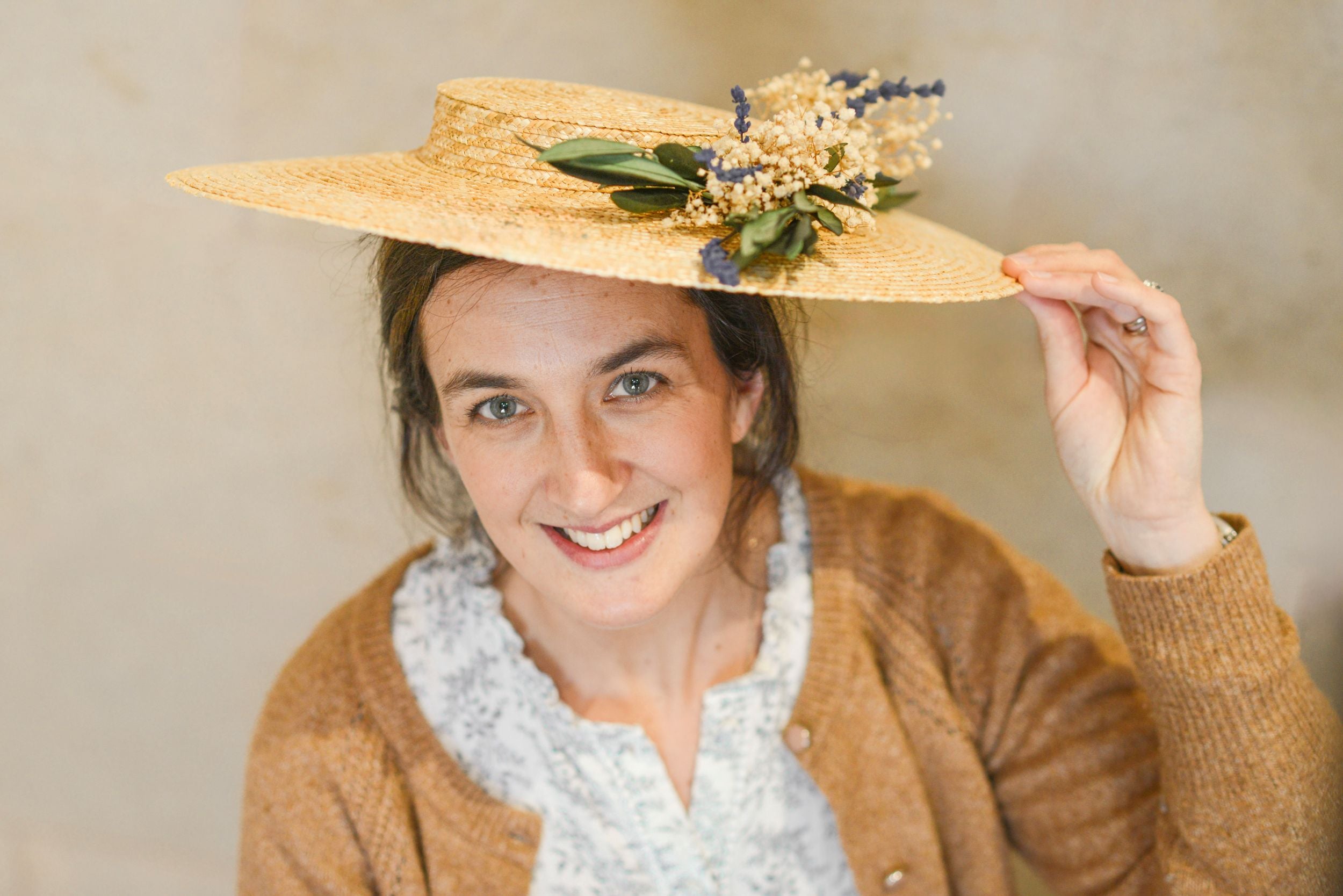 Capeline Mathilde portée par la créatrice Marie-Astrid - Bellemond