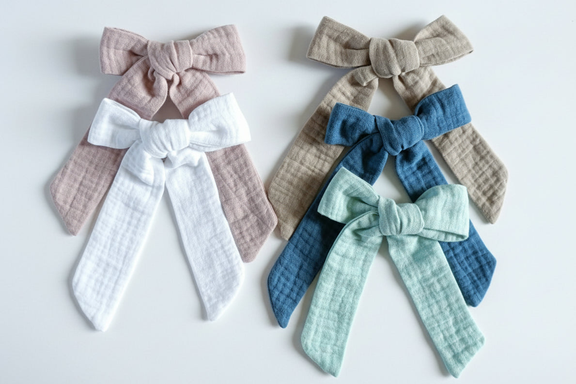 Arrière plan avec plusieurs barrettes enfant en gaze de coton de différentes couleurs. Créé par Bellemond.