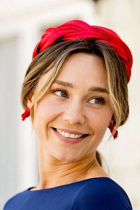 Jeune femme avec boucles d'oreilles rouges d'hortensia stabilisé. Créé par Bellemond.