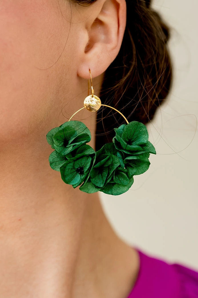 Boucles d'oreilles en fleurs hortensia stabilisées montées sur créoles. Créé par Bellemond.
