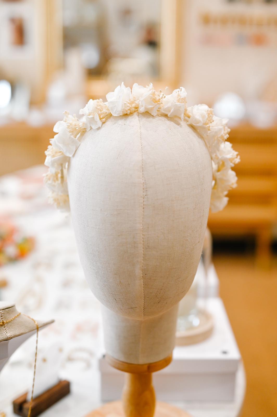 Couronne de fleurs Thaïs  Couronne pour enfant en fleurs séchées et stabilisées : hortensias et broom.  D’une grande douceur, cette couronne apportera une touche de couleurs et un bel effet à votre cortège. Idéale pour les petites demoiselles d'honneur. 