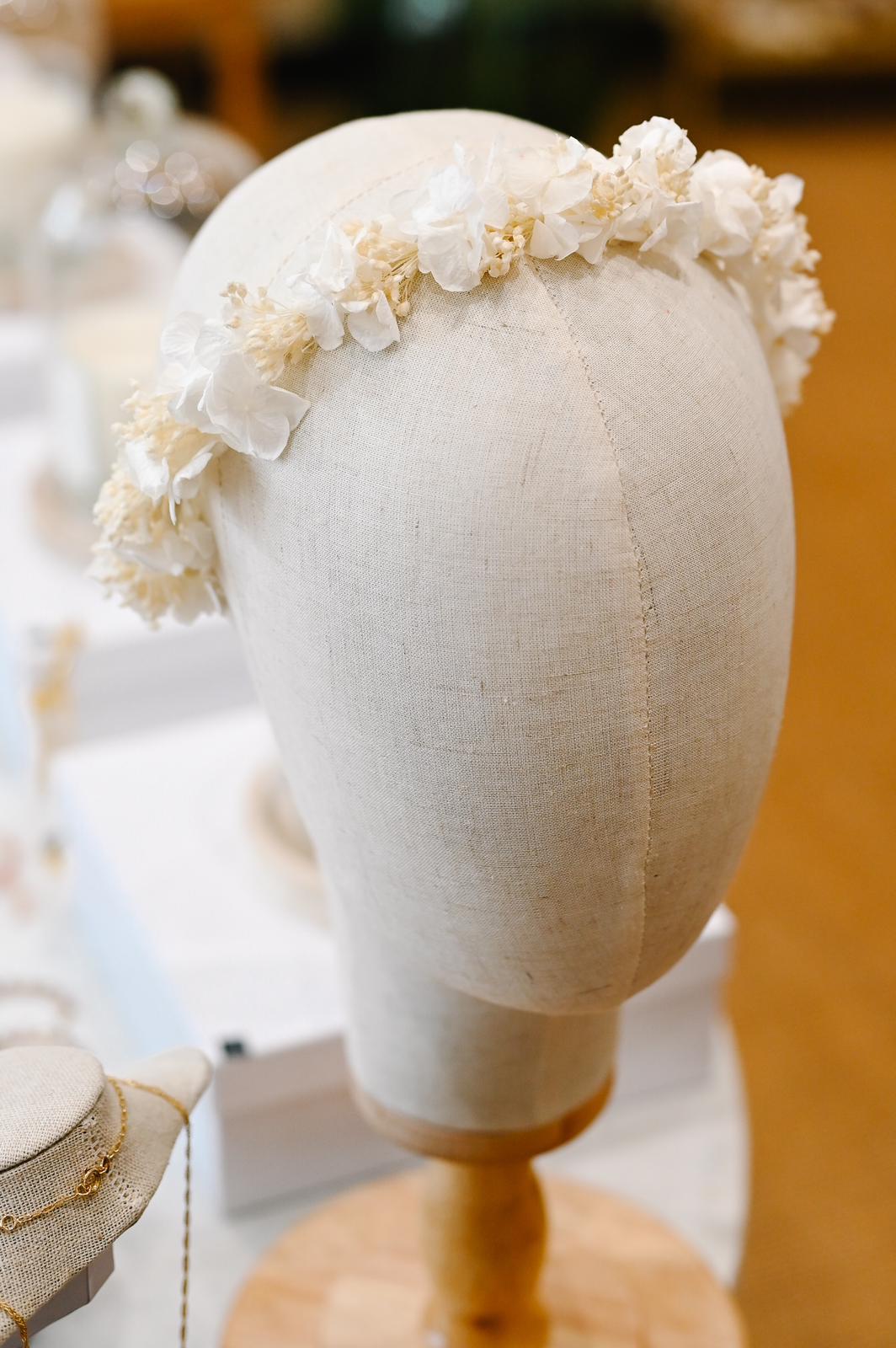 Couronne de fleurs Thaïs  Couronne pour enfant en fleurs séchées et stabilisées : hortensias et broom.  D’une grande douceur, cette couronne apportera une touche de couleurs et un bel effet à votre cortège. Idéale pour les petites demoiselles d'honneur. 