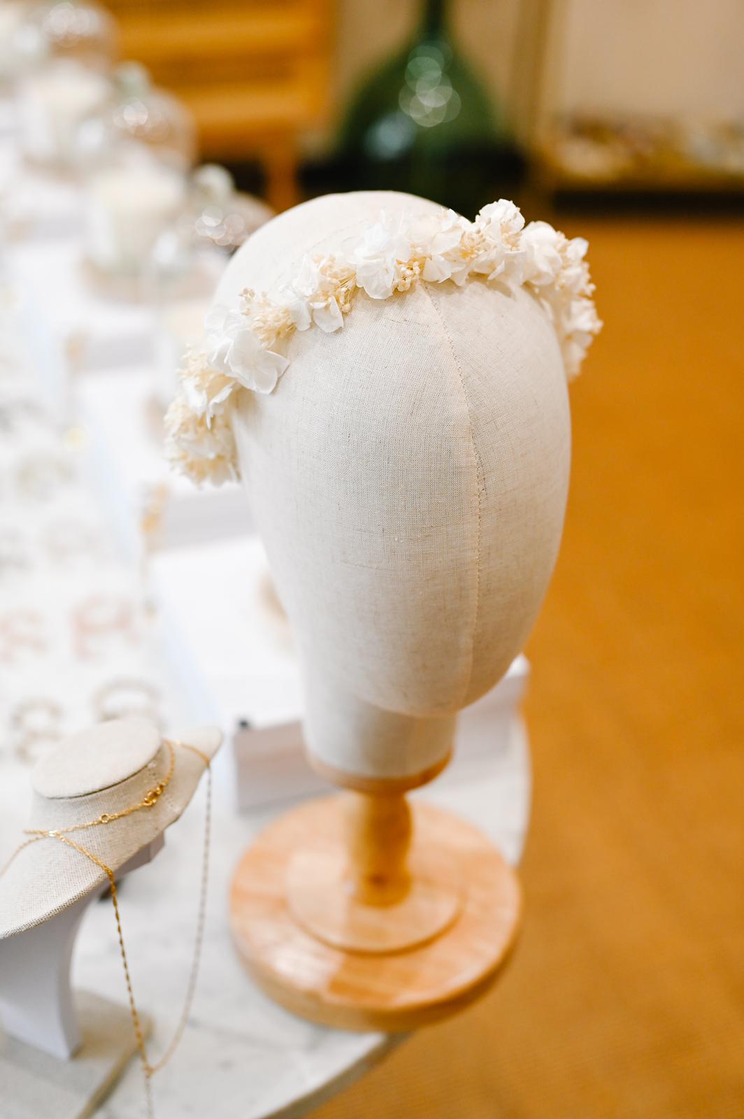 Couronne de fleurs Thaïs  Couronne pour enfant en fleurs séchées et stabilisées : hortensias et broom.  D’une grande douceur, cette couronne apportera une touche de couleurs et un bel effet à votre cortège. Idéale pour les petites demoiselles d'honneur. Création Bellemond