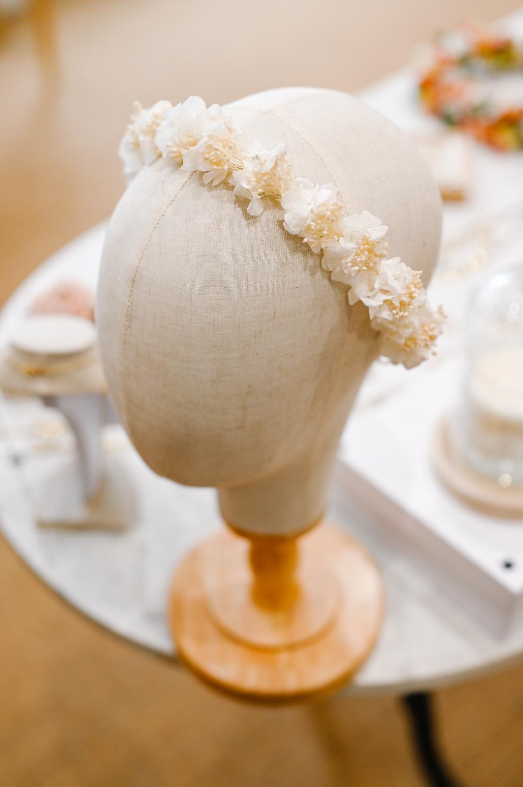 Couronne de fleurs Thaïs  Couronne pour enfant en fleurs séchées et stabilisées : hortensias et broom.  D’une grande douceur, cette couronne apportera une touche de couleurs et un bel effet à votre cortège. Idéale pour les petites demoiselles d'honneur. Création Bellemond