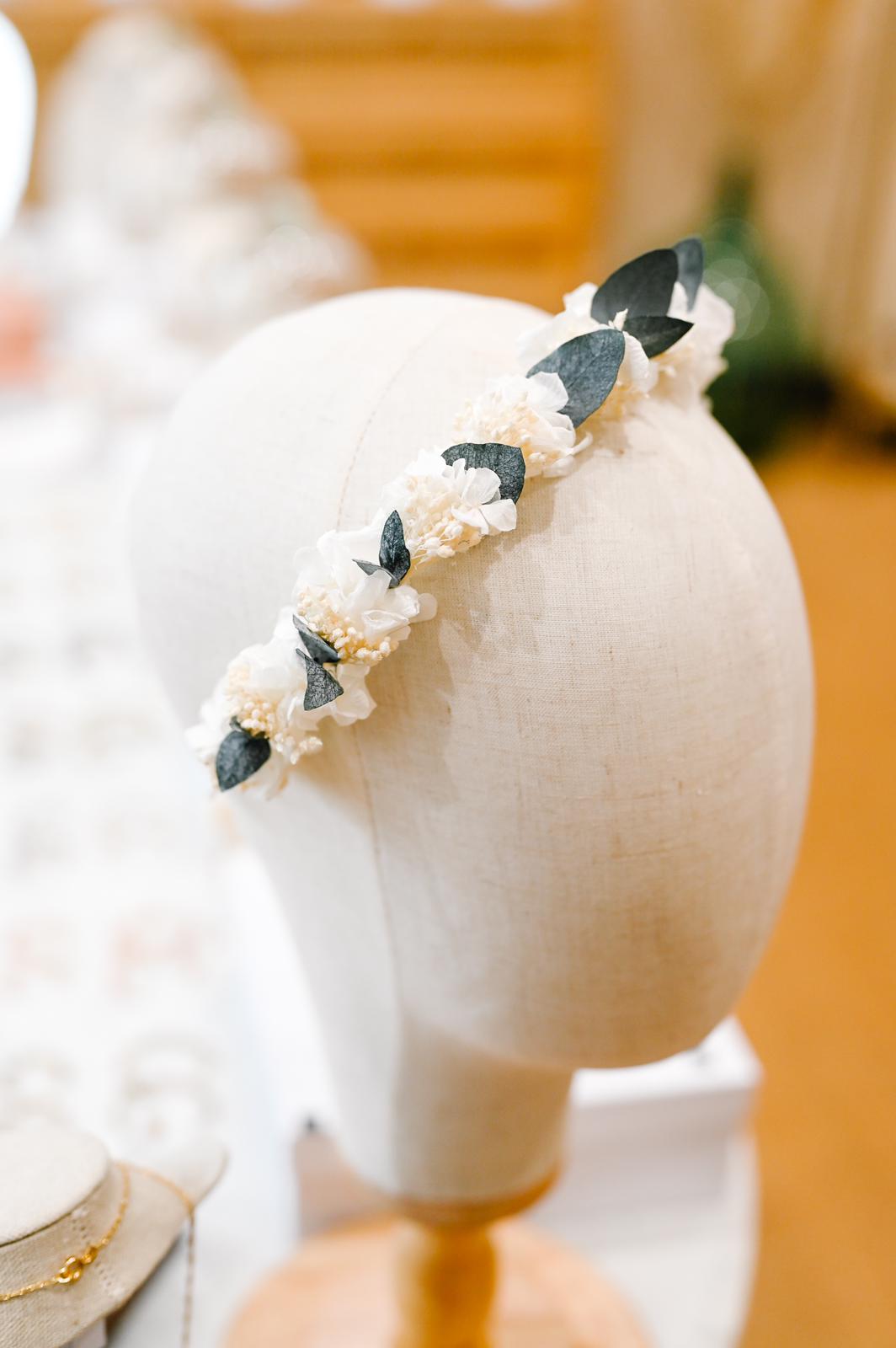Couronne de fleurs Louisa  Couronne pour enfant en fleurs séchées et stabilisées : hortensias, broom et eucalyptus.  D’une grande douceur, cette couronne apportera une touche d'originalité et un bel effet à votre cortège. Idéale pour les petites demoiselles d'honneur. Création Bellemond