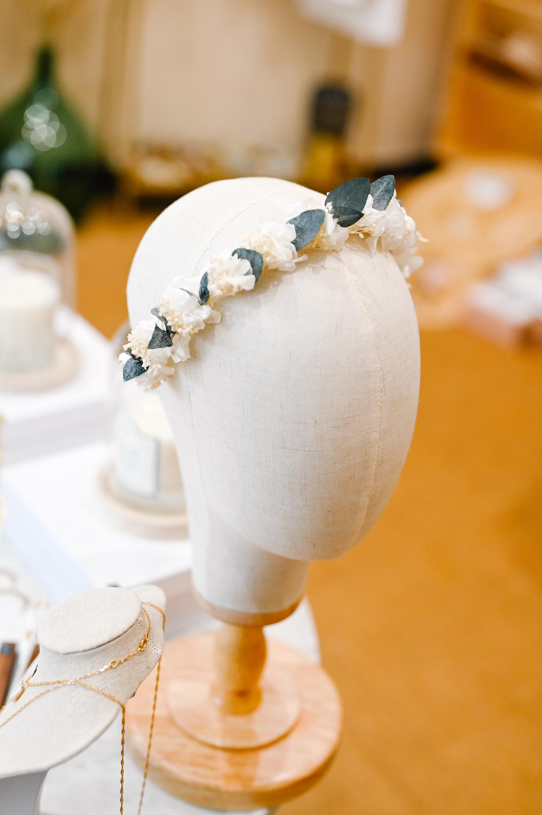 Couronne de fleurs Louisa  Couronne pour enfant en fleurs séchées et stabilisées : hortensias, broom et eucalyptus.  D’une grande douceur, cette couronne apportera une touche d'originalité et un bel effet à votre cortège. Idéale pour les petites demoiselles d'honneur. 