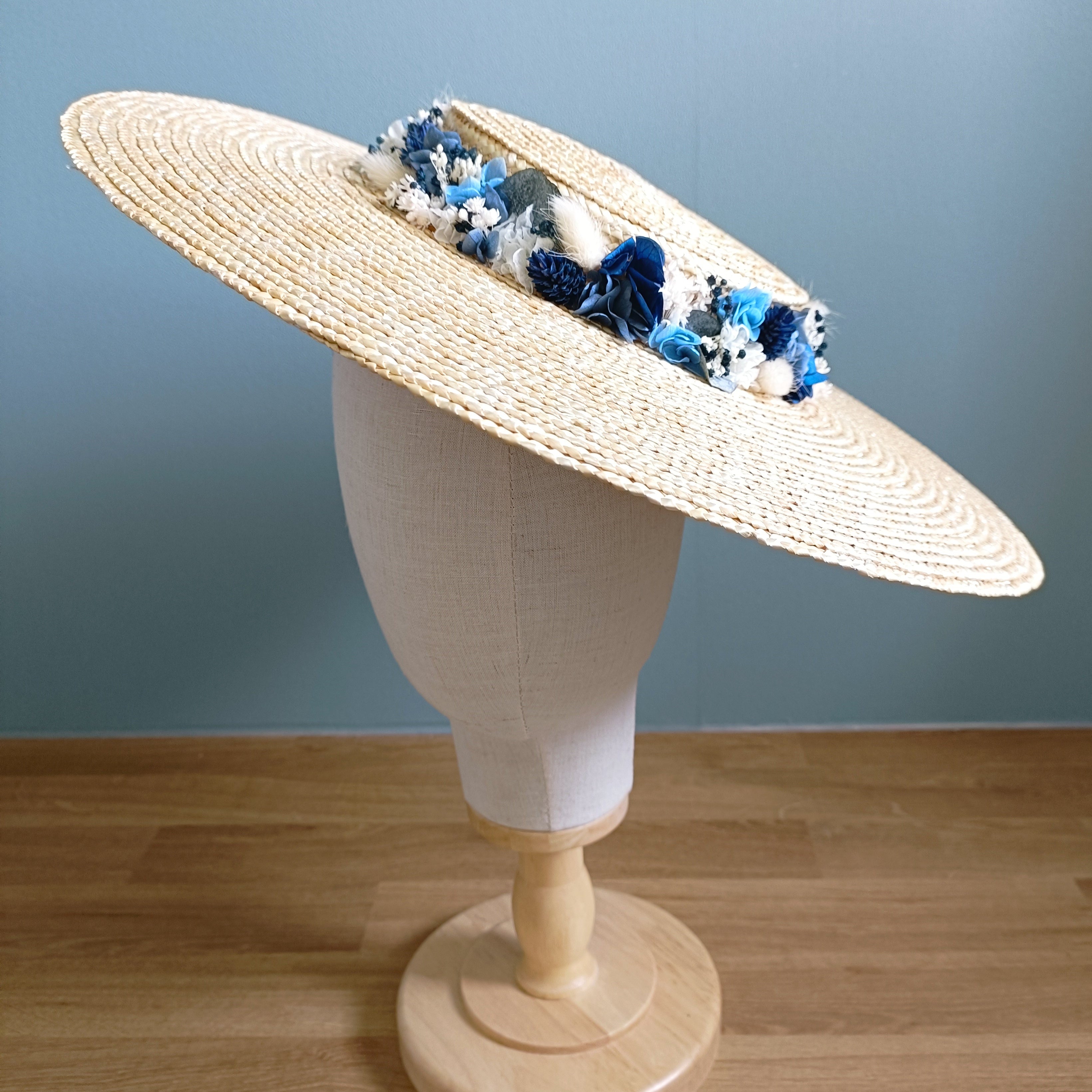 Capeline personnalisée avec fleurs séchées et stabilisées créé sur mesure par Bellemond.