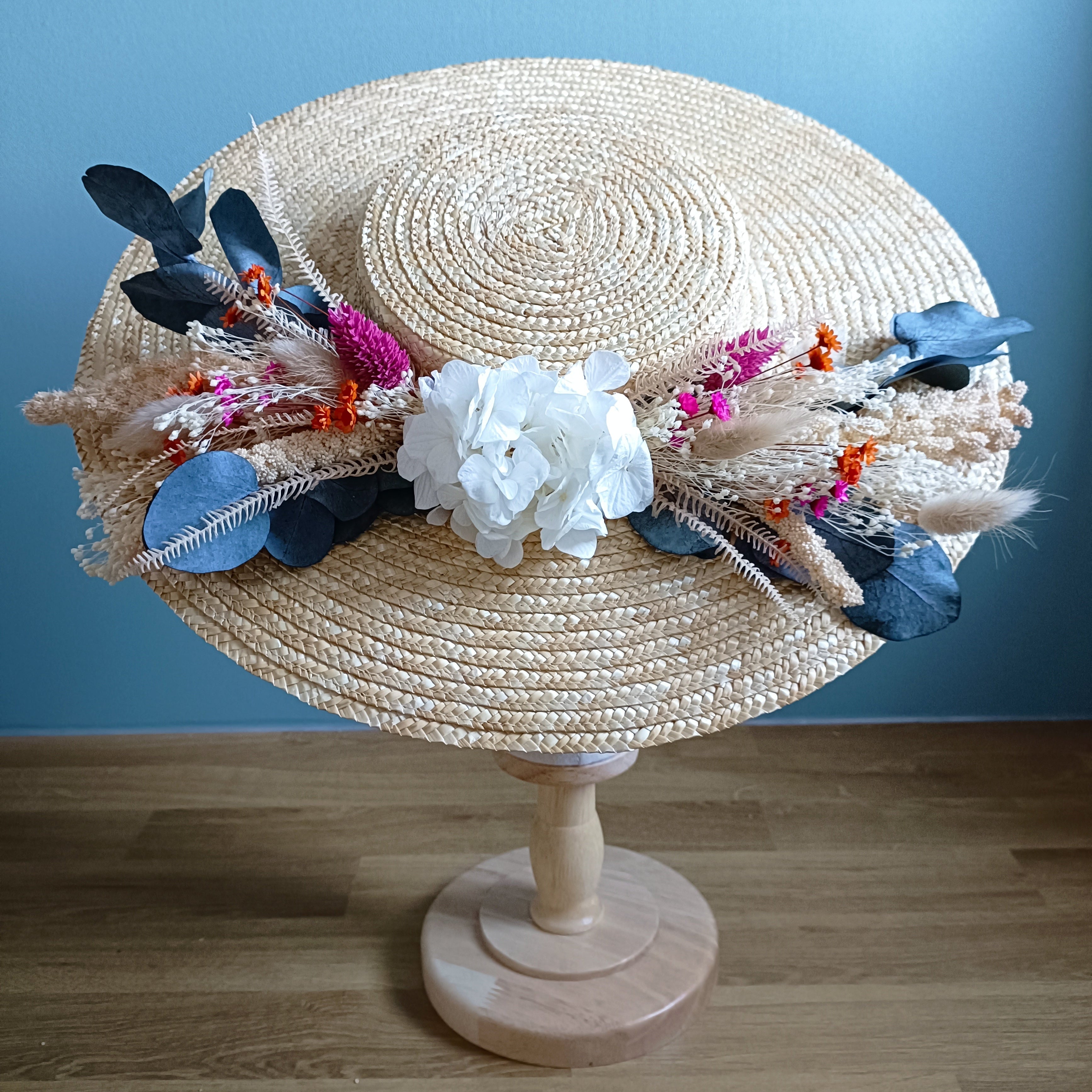Capeline personnalisée avec fleurs séchées et stabilisées par Bellemond.