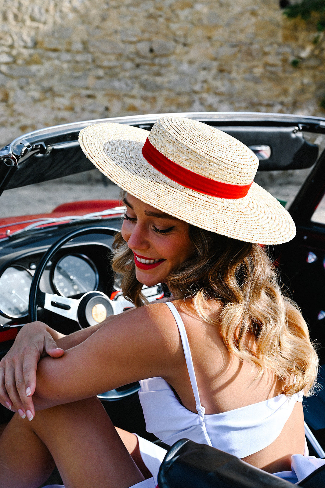 Chapeau Coco porté par une mannequin dans une voiture - Bellemond