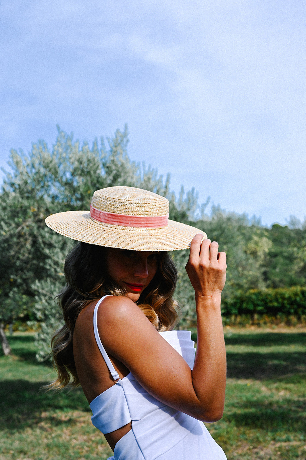 Chapeau Coco de couleur rose porté par une mannequin -Bellemond