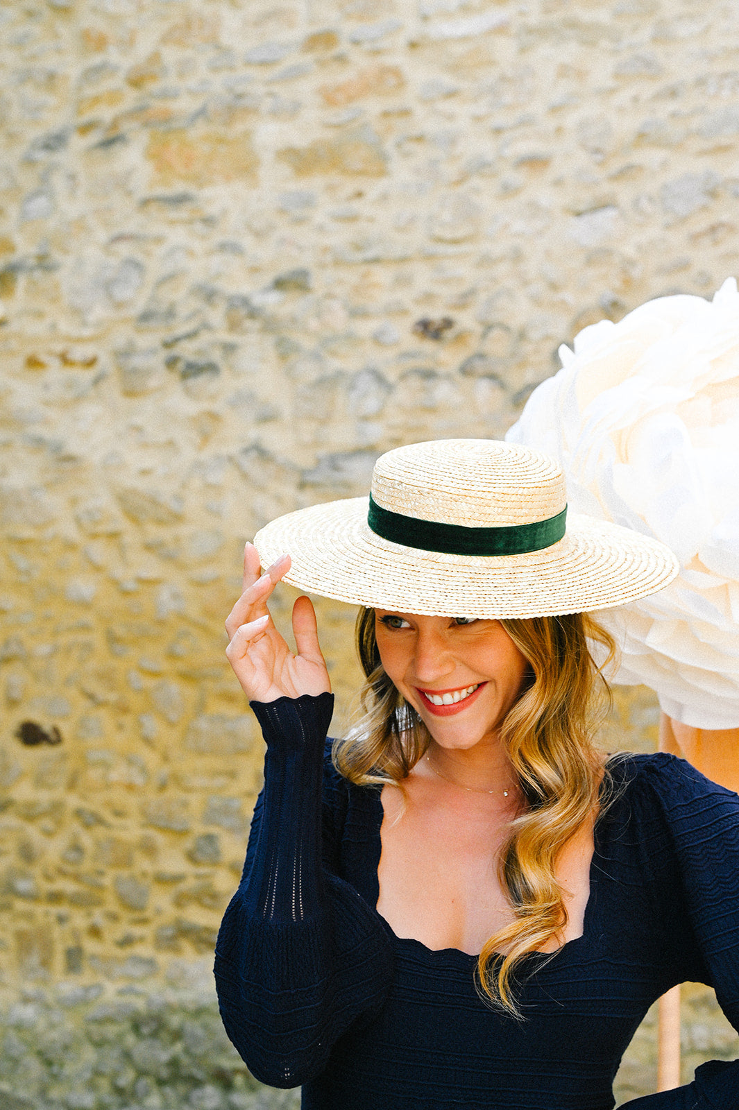 Chapeau Coco de couleur verte porté par une mannequin -Bellemond