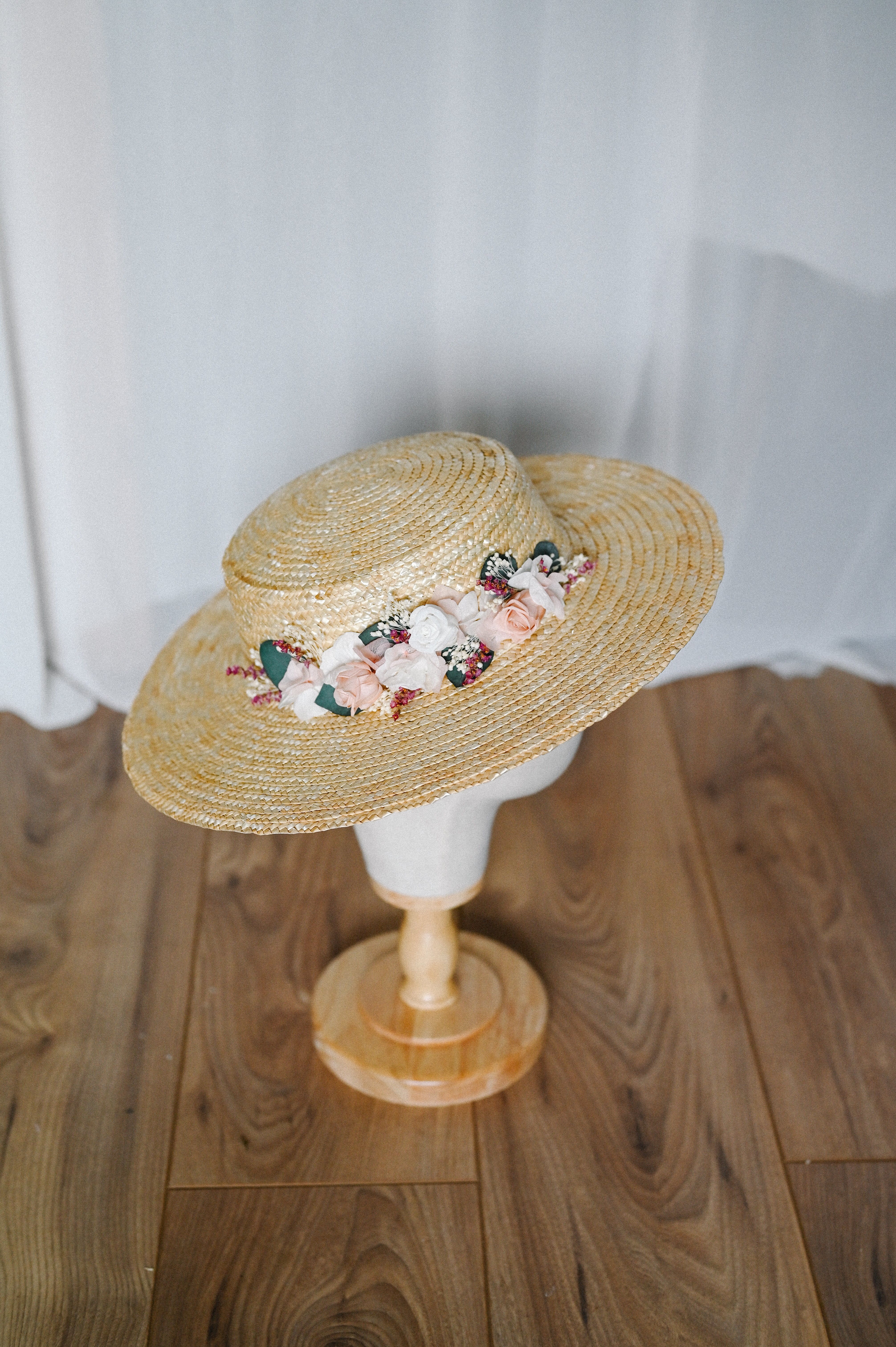 Chapeaux plat Daniella sur un mannequin- Bellemond
