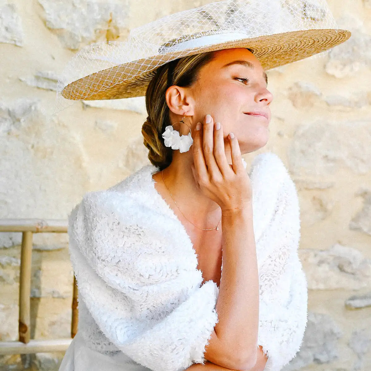 Boucles d'oreilles Liv blanches portées sur une mannequin avec une capeline Coco Vintage - Bellemond