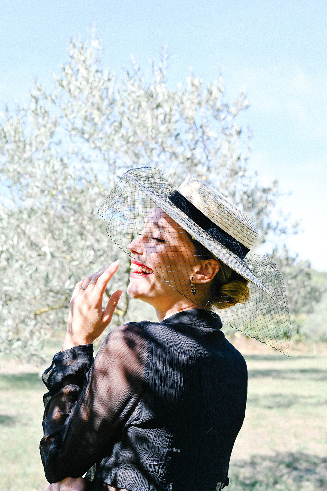 Chapeau Coco Vintage porté par une mannequin dans une prairie- Bellemond