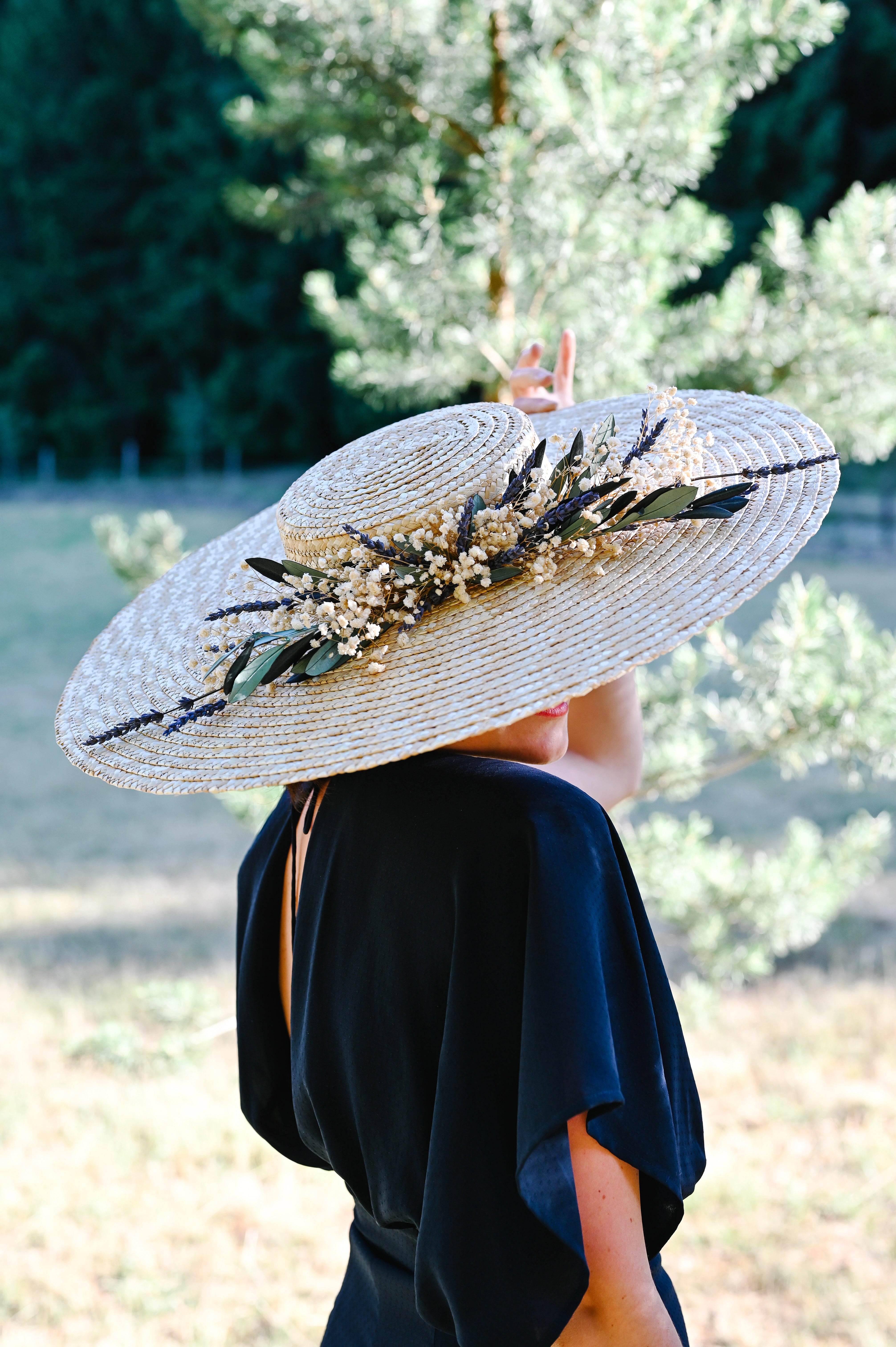 Image du produit capeline Mathilde porté sur une mannequin dans la nature - Bellemond