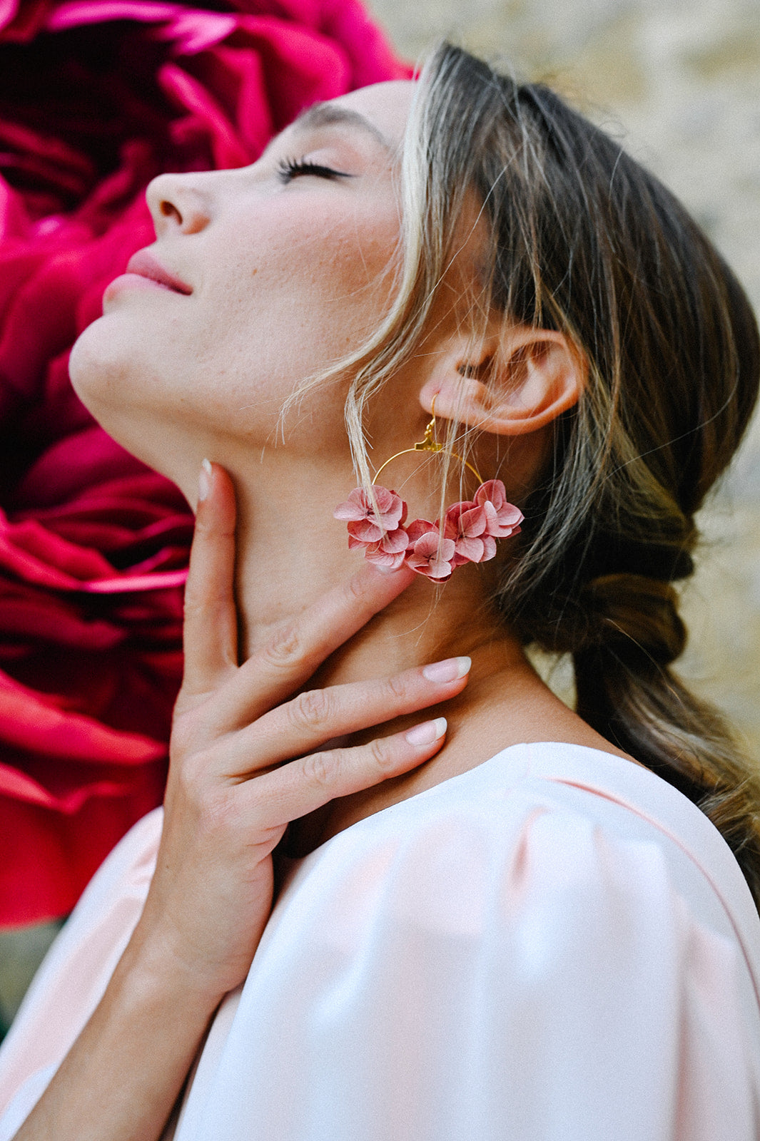 Boucles d'oreilles Kathleen de couleur rose portées sur mannequin - Bellemond
