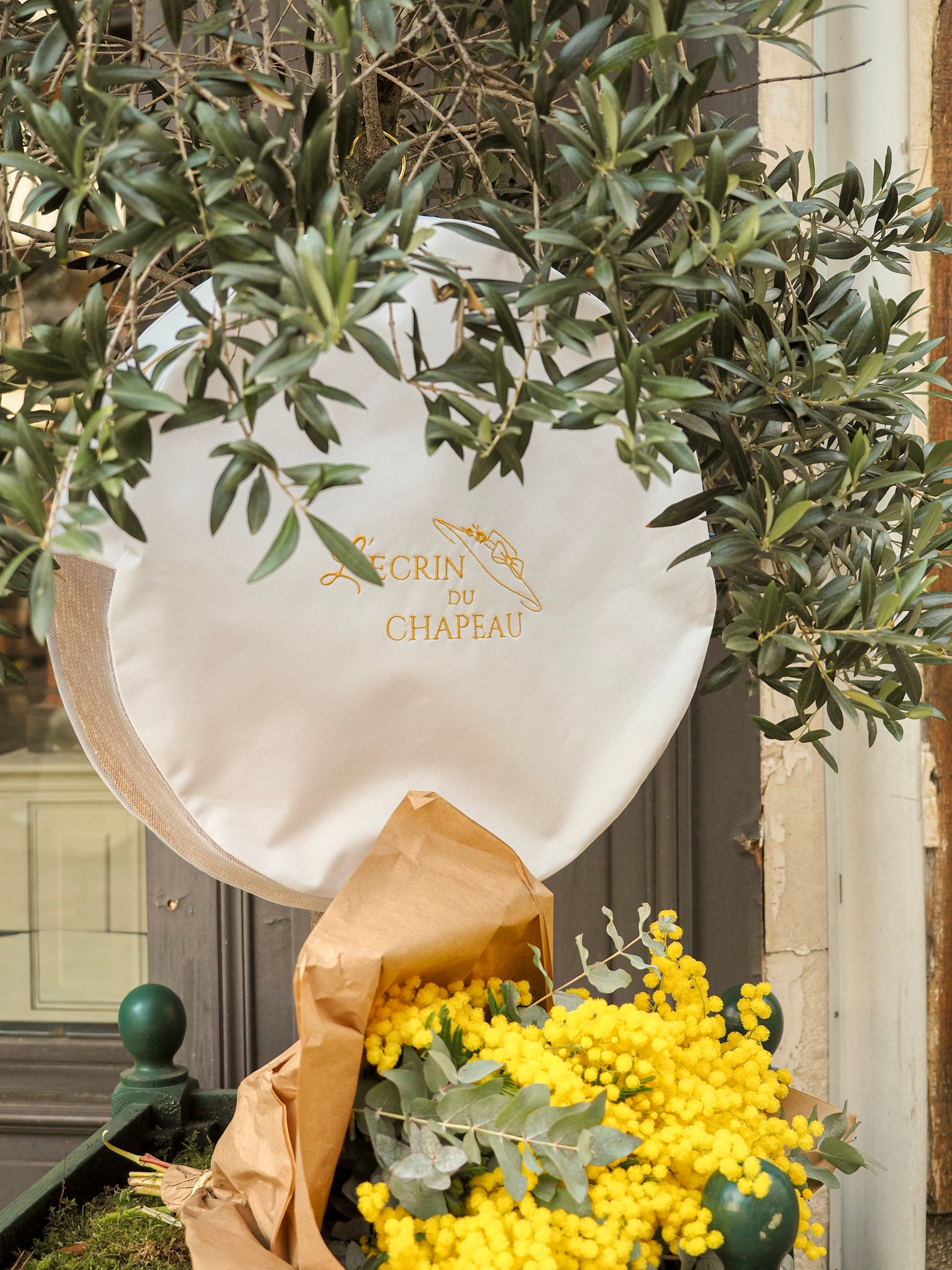 Ecrin ou housse à chapeau. Rangement et transport efficace et en sécurité de la capeline. Créé par Bellemond. Pour bien protéger son chapeau. 