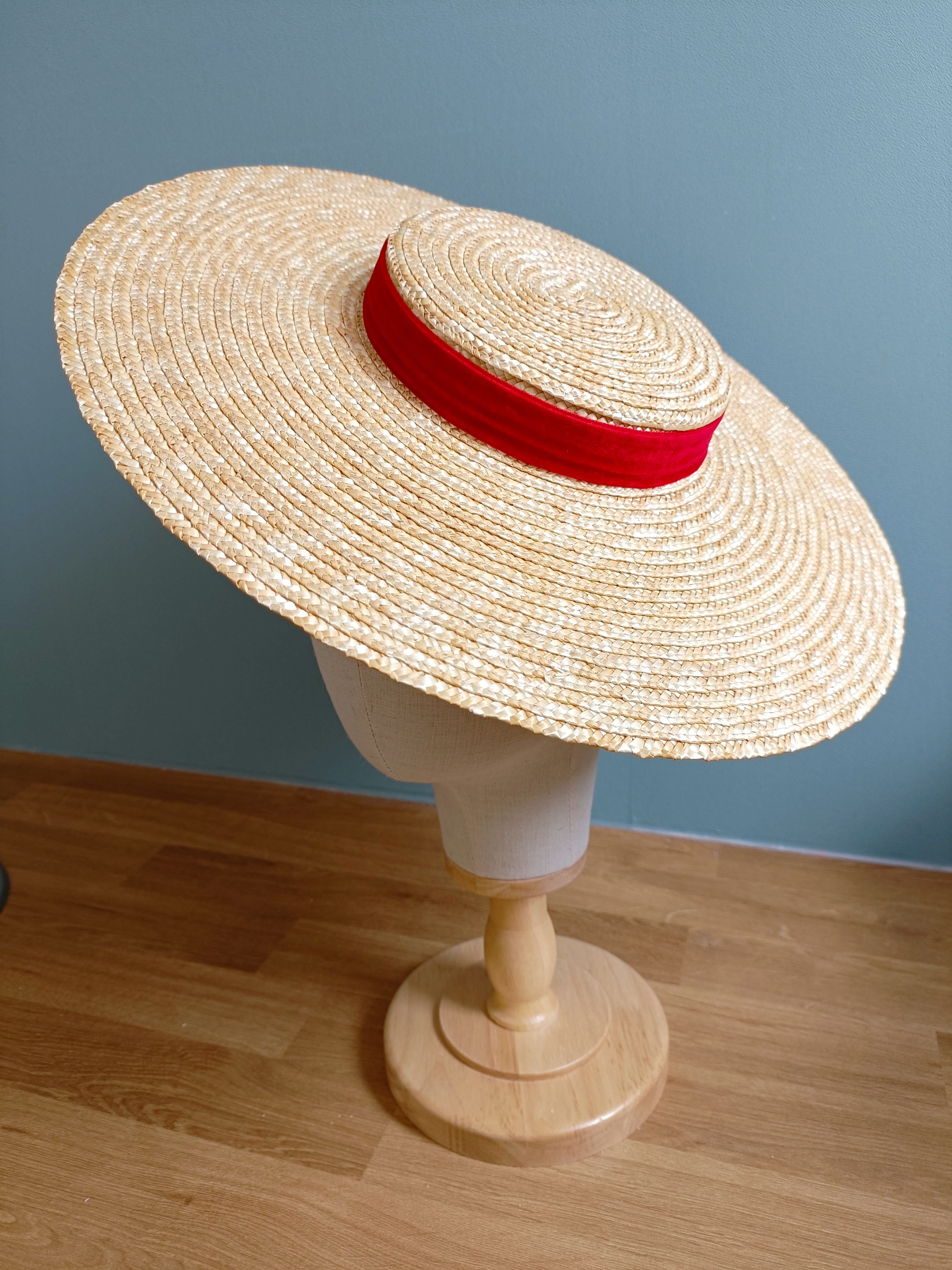 Capeline Coco ruban rouge sur un mannequin - Bellemond