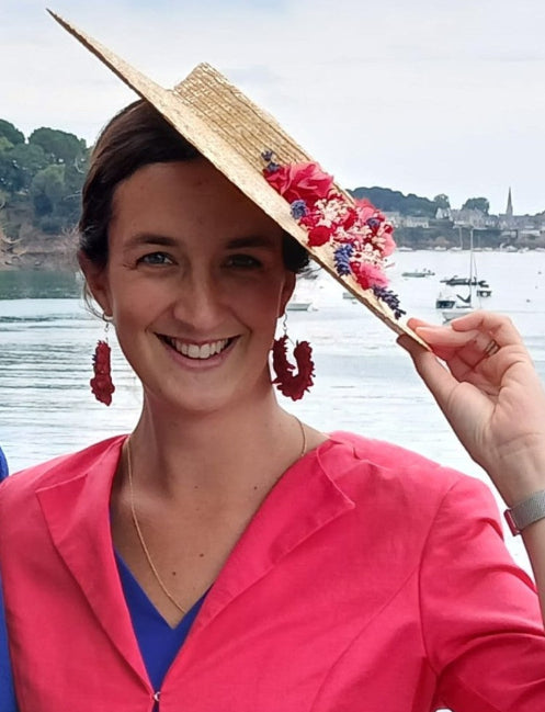 Image de la créatrice Marie-Astrid portant une capeline