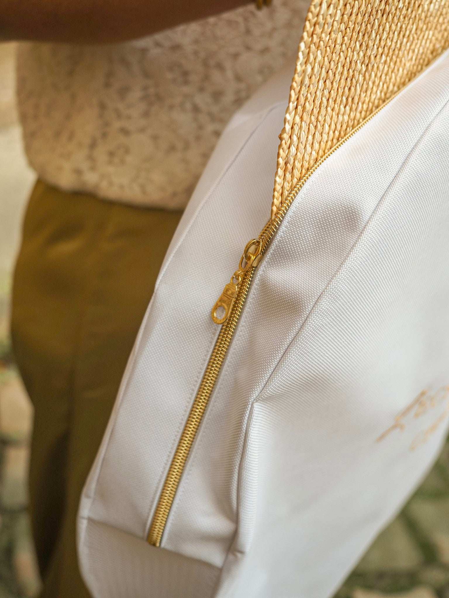 Image du produit housse de chapeau avec sa fermeture dorée - Pièce créée par Bellemond
