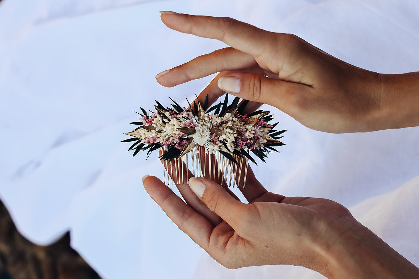 Peigne Colette assemblé avec fleurs séchées et stabilisées créé par Bellemond.