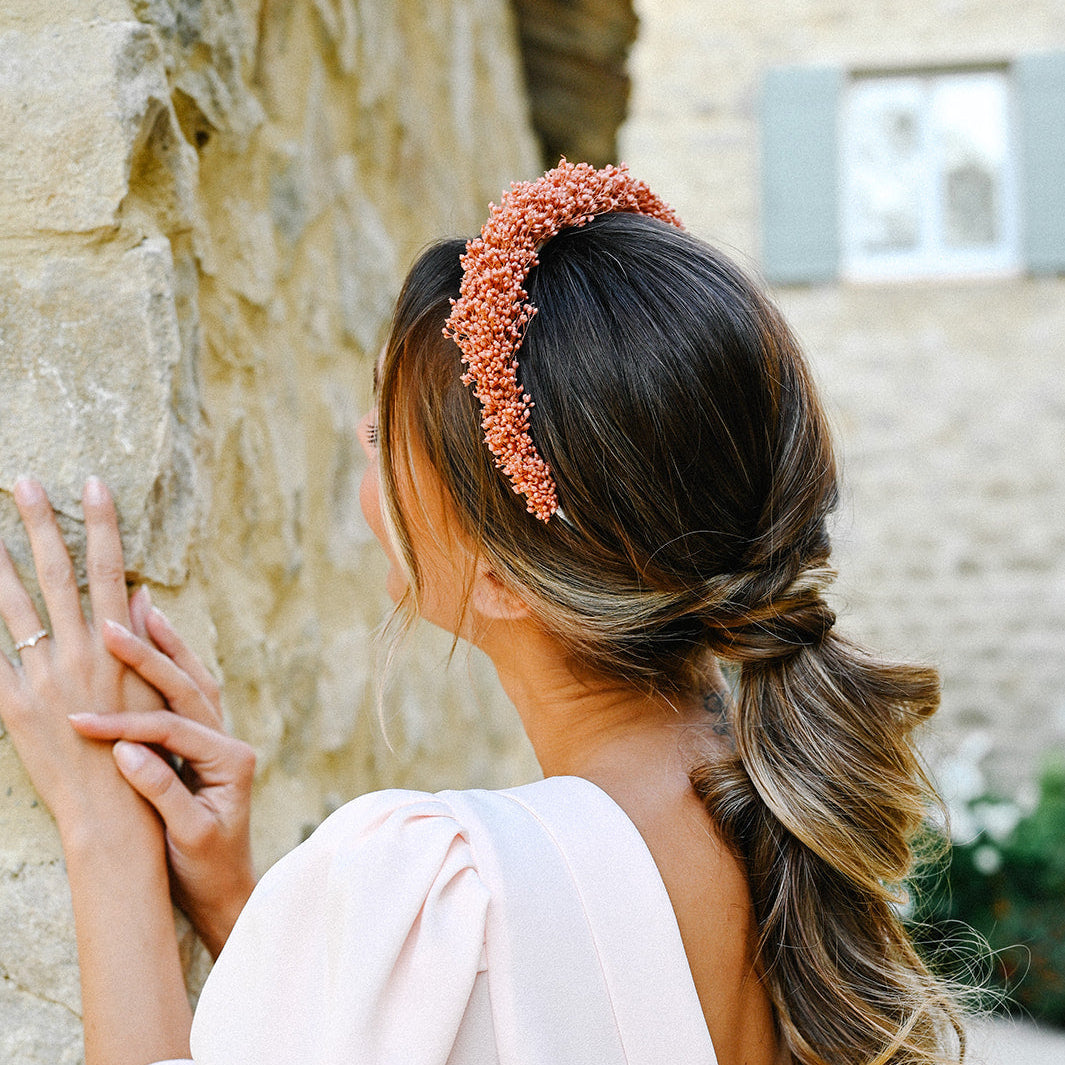 Serre-tête June assemblé avec petites fleurs stabilisées. Créé par Bellemond. 