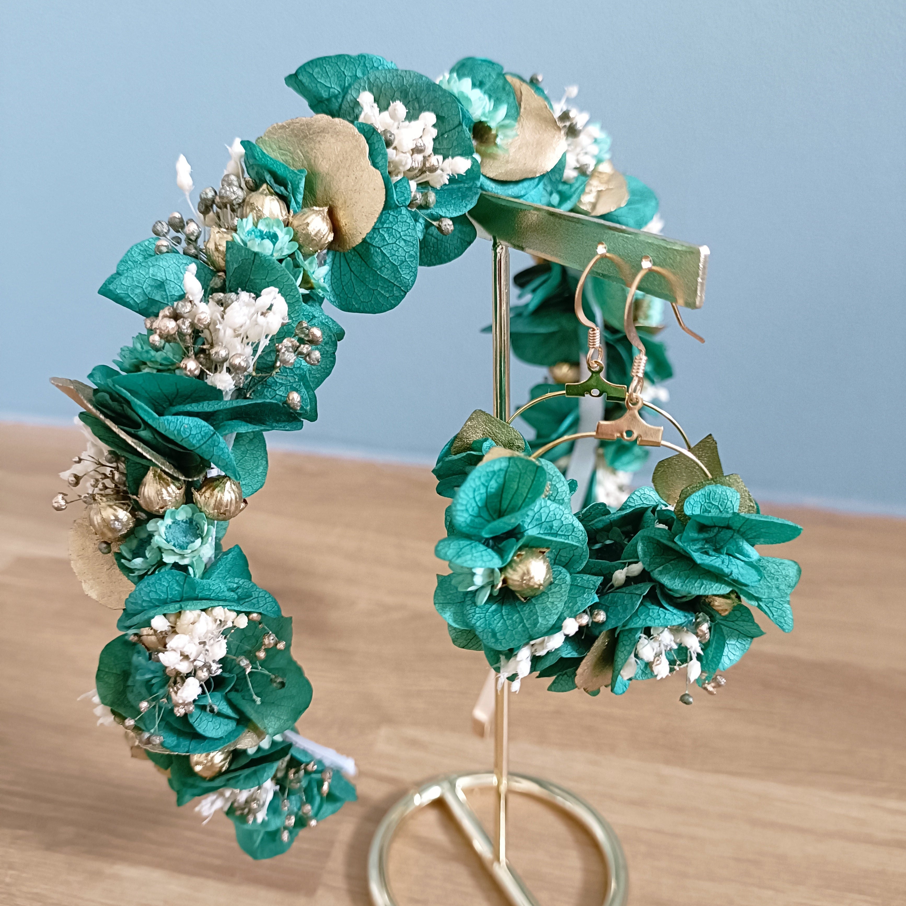 Serre-tête sur mesure dans les tons verts et or avec des fleurs stabilisées et séchées. Avec des boucles d'oreilles assorties.
