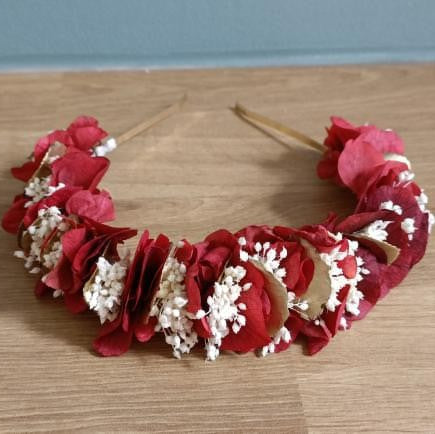Serre-tête personnalisé tons rouge blanc et doré en fleurs stabilisées. 