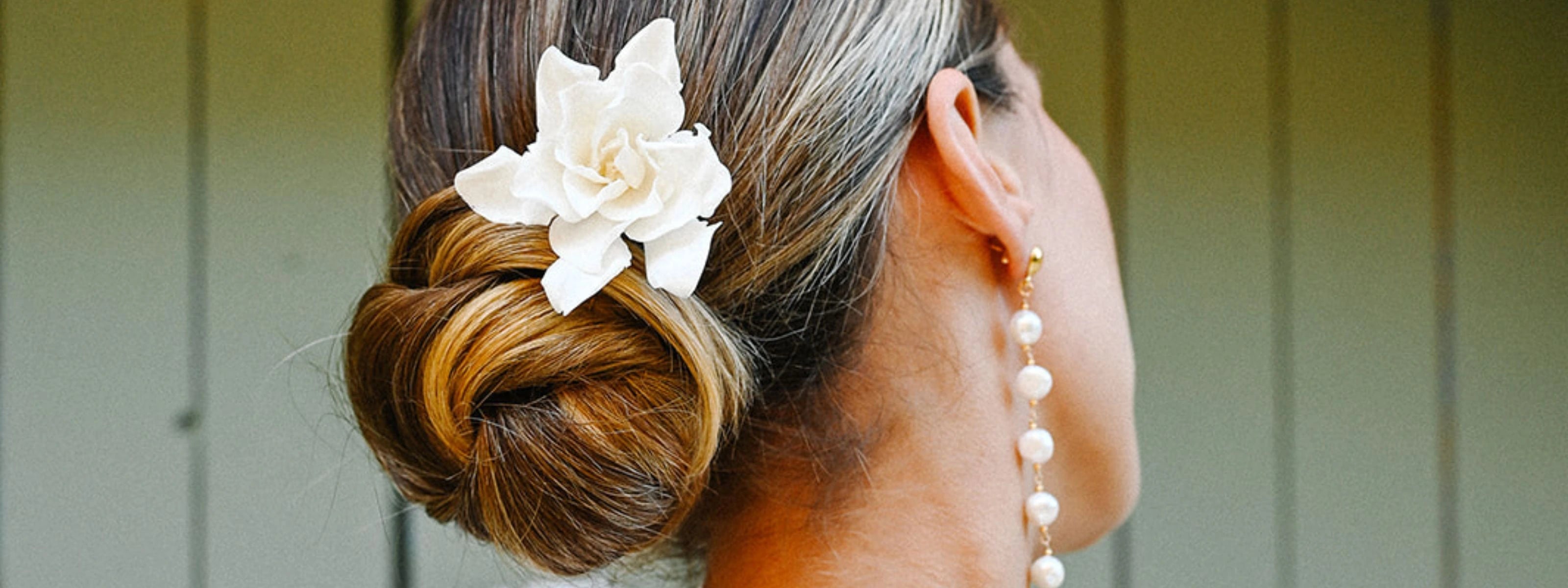 Pic à cheveux pour mariée ou invitée de mariage en Gardenia stabilisée. Créé par Bellemond. 