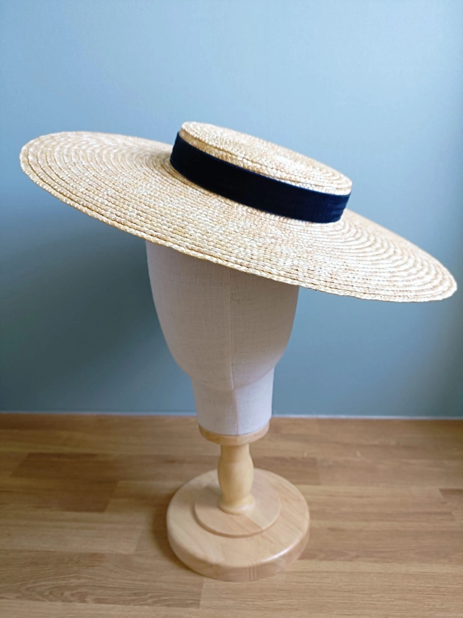 Capeline Coco ruban bleu sur un mannequin - Bellemond